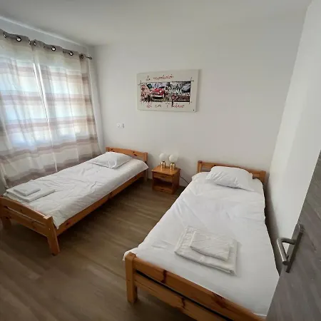 T4 RDC : jacuzzi / jardin / terrasse. Lac 2 km !