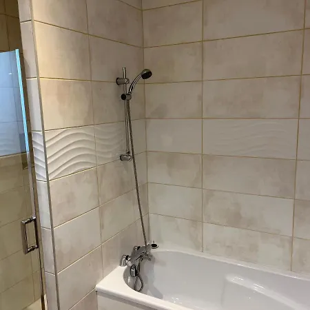T4 RDC : jacuzzi / jardin / terrasse. Lac 2 km ! *