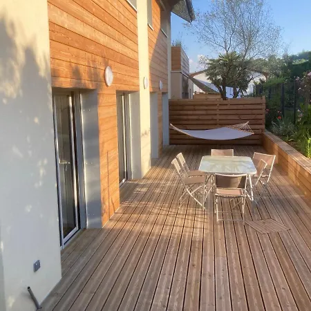 T4 RDC : jacuzzi / jardin / terrasse. Lac 2 km ! Appartement